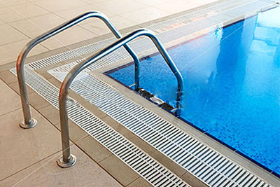 ¿Qué accesorios u opciones de piscina debo considerar?