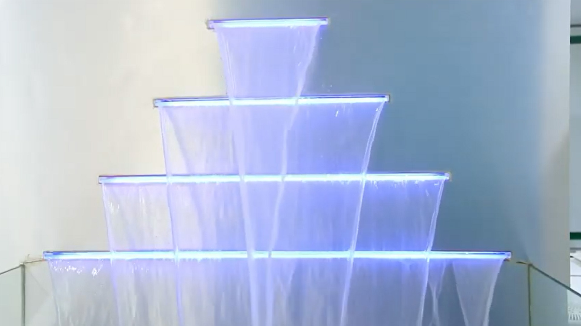 Bunte Acryl-Wasserfall-Anzeige